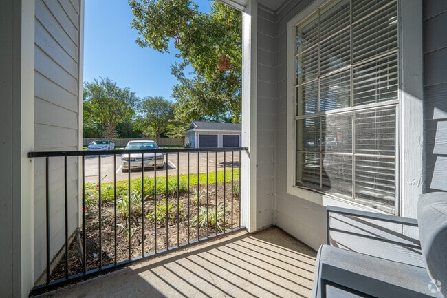 2BR, 2BA - 981SF - Balcony