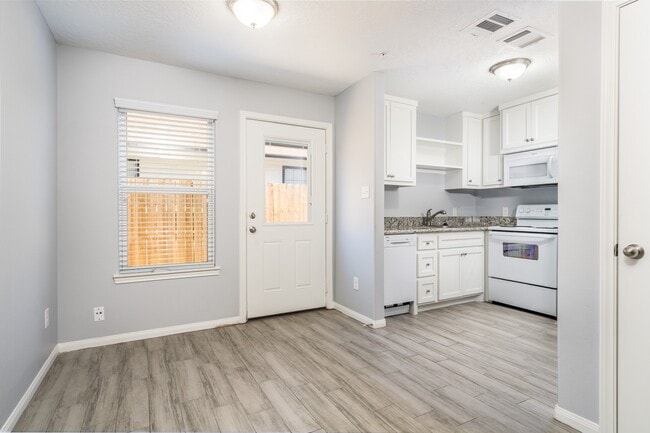 Photo - 207 N Poplar St Unit B