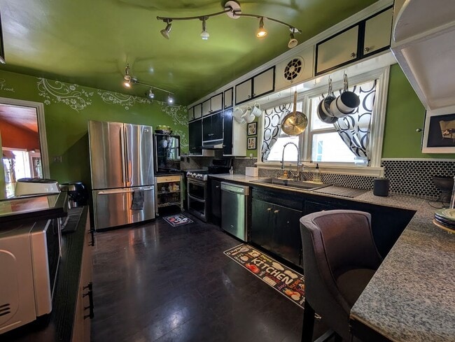 Photo - Stunning 4 Bedroom Normal Hill House - Pet-Friendly!