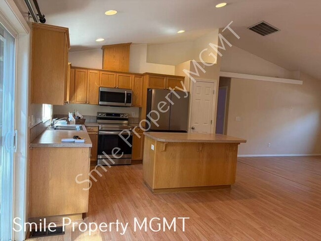 963 Rodan Ave SE