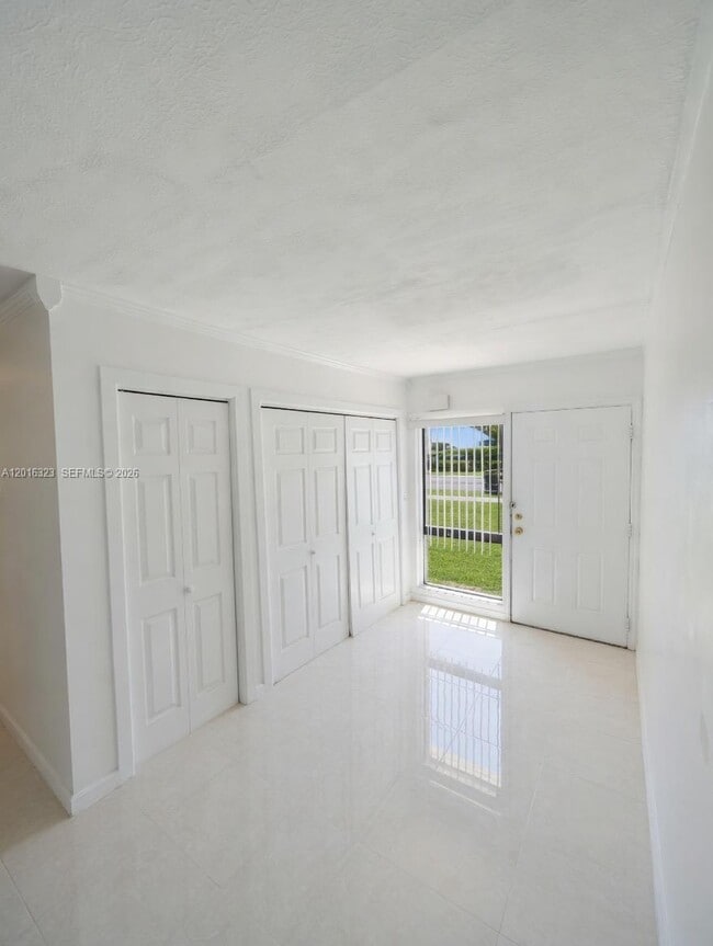 Photo - 261 NE 40th St