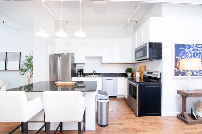 Photo - 1111 W Cornelia Ave