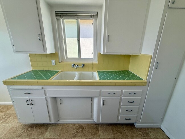 Photo - CORNER Upstairs Unit Within Small Gated Community! COMPLIMENTARY Shared Laundry! Spacious Floorplan! Unidad 3753 Herman Ave