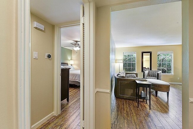Building Photo - 361 N Post Oak Ln Unit 241