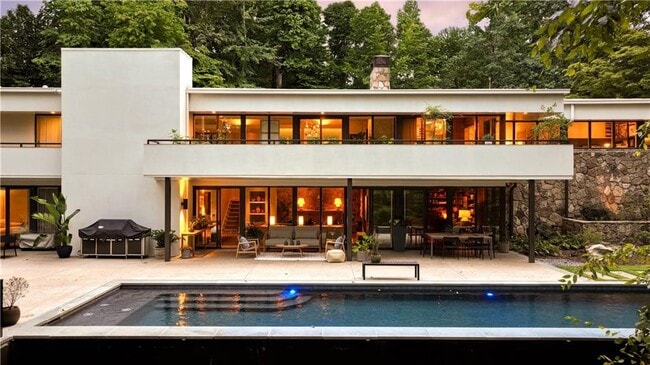 Photo - 1640 Winterthur Close NW