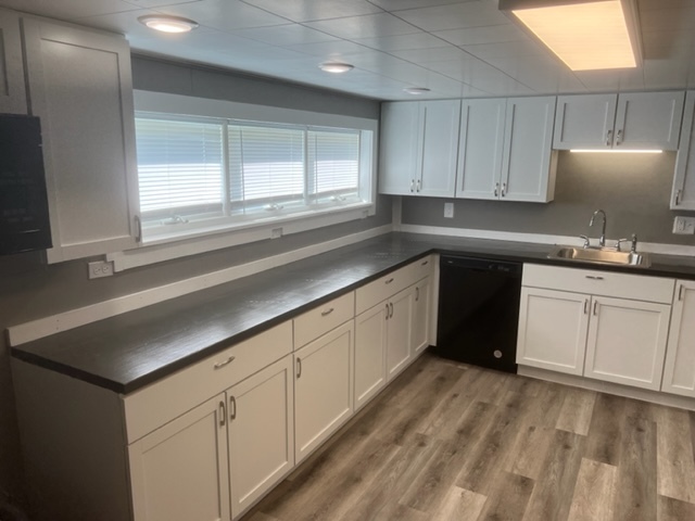 Kitchen with dishwasher, gas stove, microwave & fridge - 325 W Clay St House