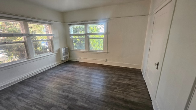 Building Photo - 1330 W 11th St Rental