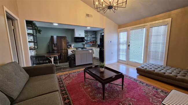 Building Photo - 2118 Oakdale St Unit 3