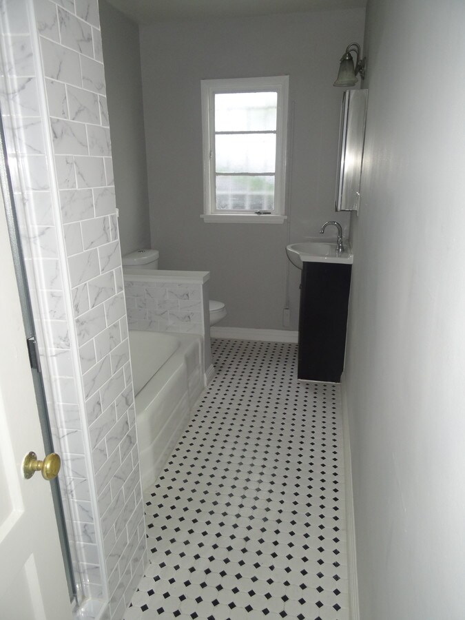 bathroom - 608 S Burnside Ave Unit 1