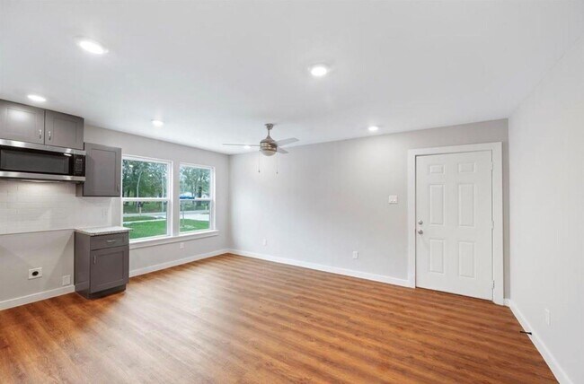 Photo - For Lease | 3 Bed, 2 Bath | 1,106 Sq Ft | East Way Manor |