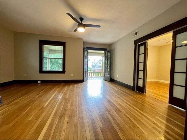 Huge Living Space - 3840 Harrison Blvd Unit 2