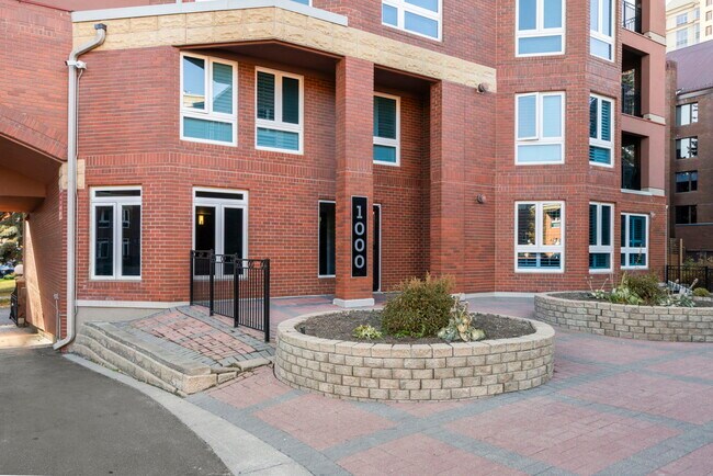 Photo - 400-1400 Eau Claire Ave SW