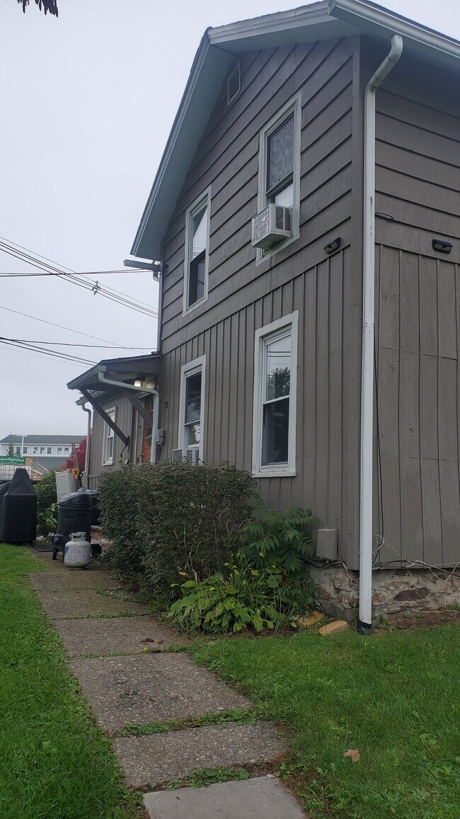 Building Photo - 218 Nichols St