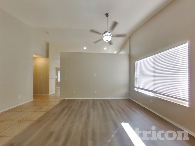 Photo - 5521 N 103rd Dr