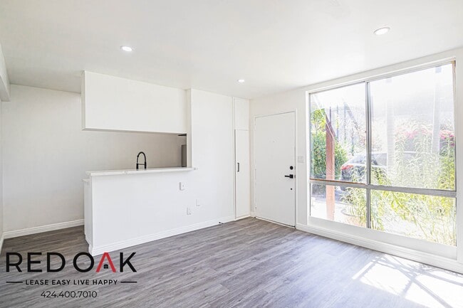 Building Photo - 10810 Sarah St Unit 4