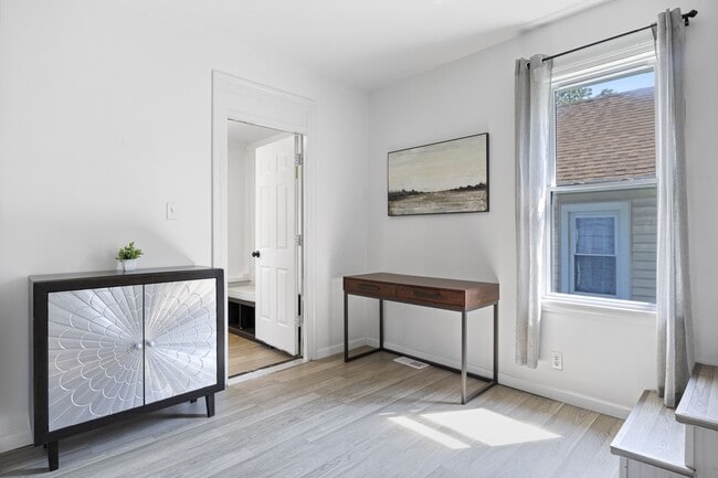 Photo - 589 W Marshall St