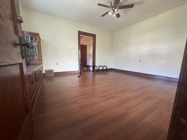 4347 W 49th St Unit Upper