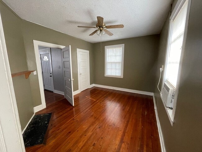 Photo - Nice 1/1 House in Celanese- $995