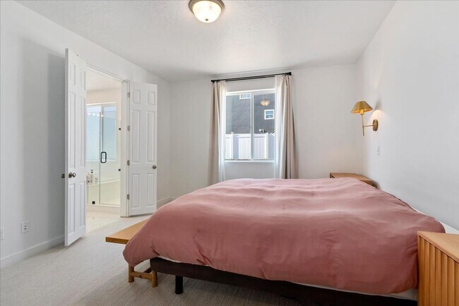 Photo - Gorgeous 5 Bedroom Home in Saratoga Springs!