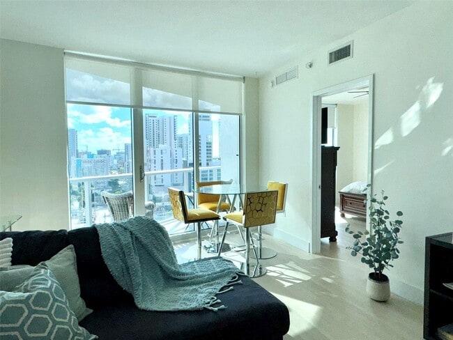 Building Photo - 185 SW 7th St Unit 1402