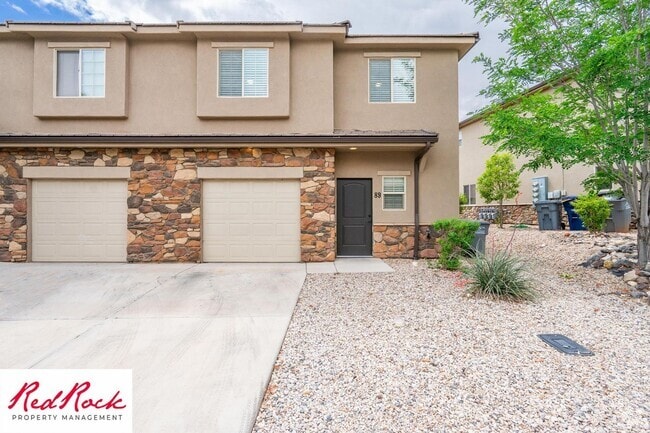Building Photo - Lovely Townhome with Community Pool