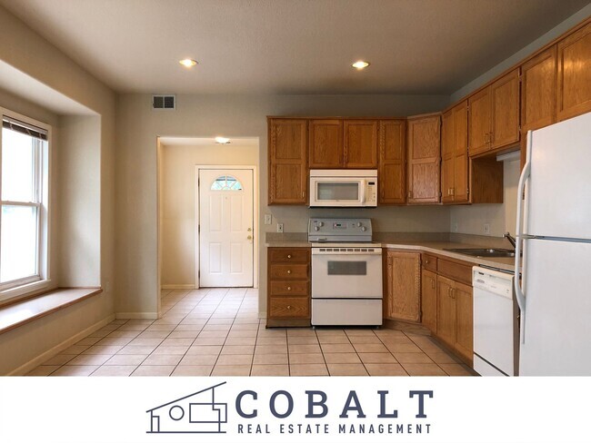 Building Photo - Spacious & Updated 3 Bedroom unit Rental