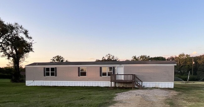 Building Photo - Charming 3-Bed, 2-Bath Retreat: Spacious 1...