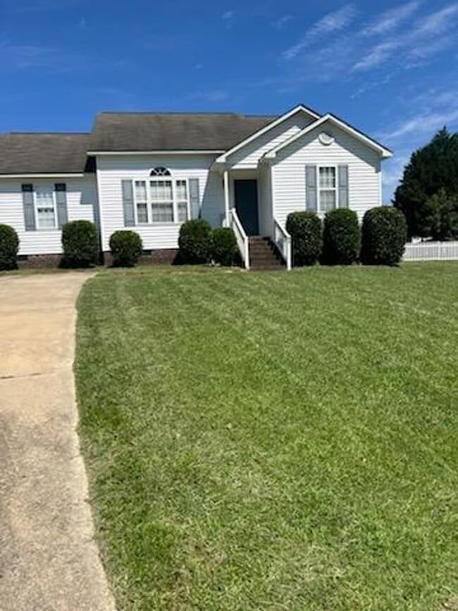 Building Photo - 3 Bedroom Ranch with fenced yard Rental