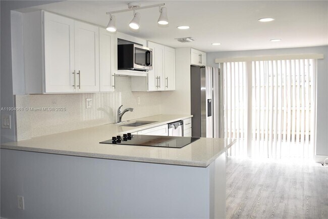 Building Photo - 312 SW 1st St Unit E-4