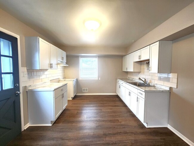 Building Photo - Spacious 4-bedroom, 2-bathroom single-family home