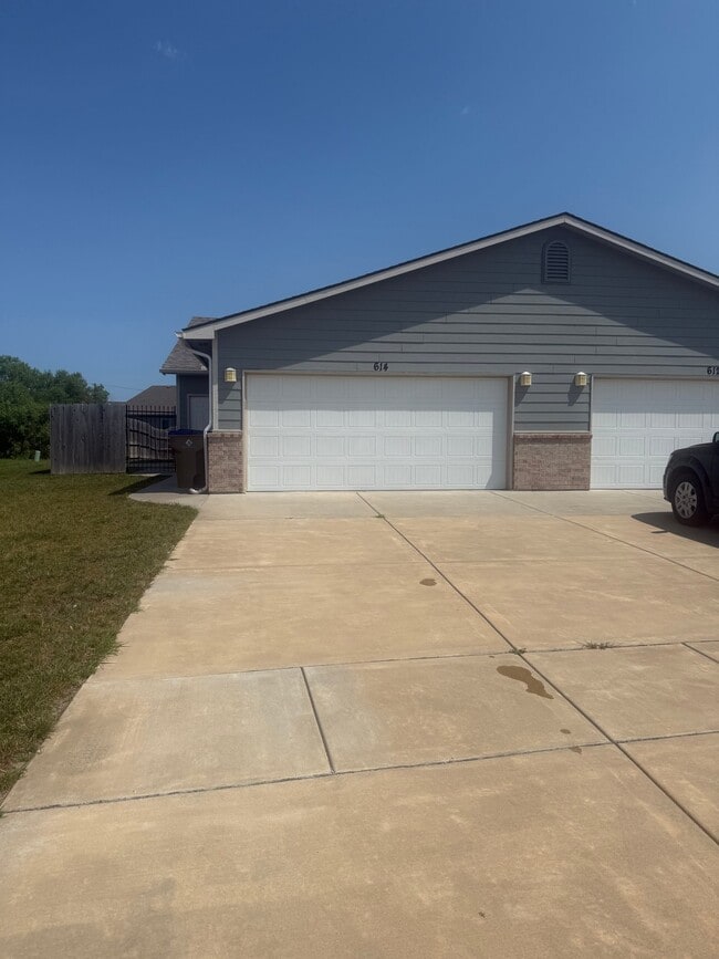 Building Photo - 614 N Grandstone St