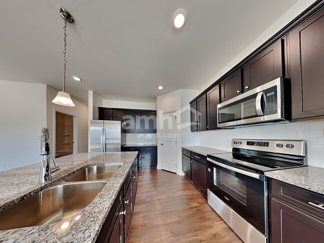 904 Headland Wy