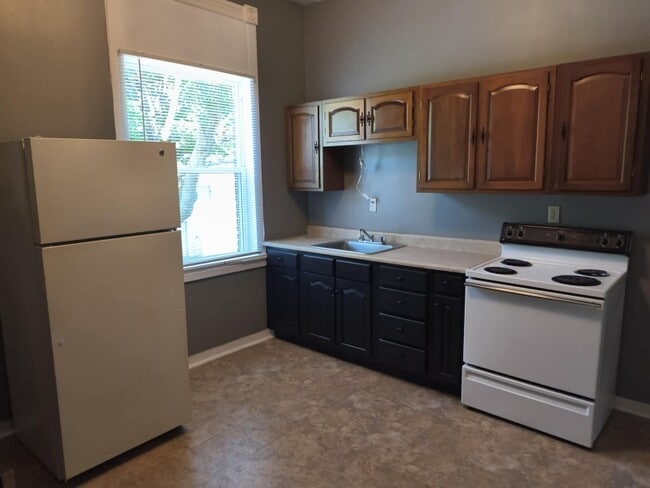 Building Photo - 424 W 8th St Rental