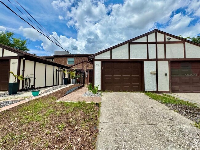 Building Photo - 2537 W Maryland Ave Rental