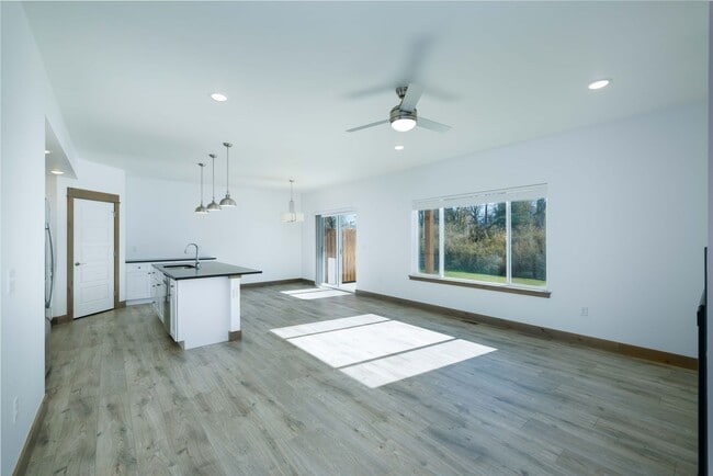 Photo - 3 Bedroom Townhome! End Unit!