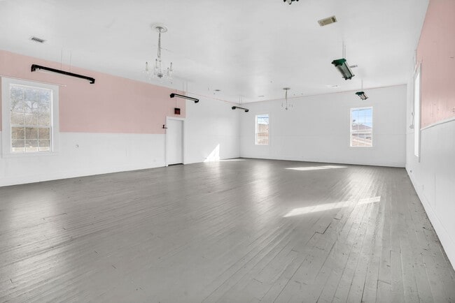 Photo - 401 E Main St