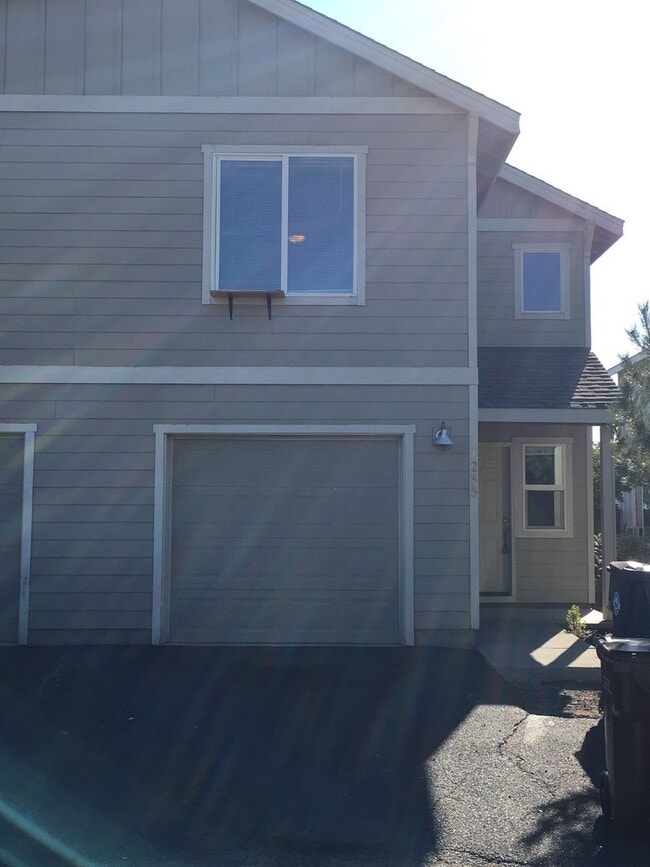 Building Photo - 3 Bedroom Duplex in SW Redmond