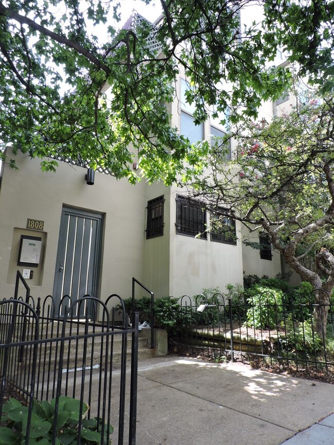 Spacious 2BR 2BA with Fireplace, Roof deck... - Spacious 2BR 2BA with Fireplace, Roof deck... Condo