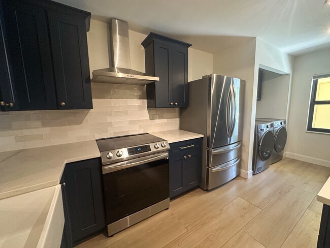 Building Photo - 2920 SW 22nd Cir Unit E1 Rental