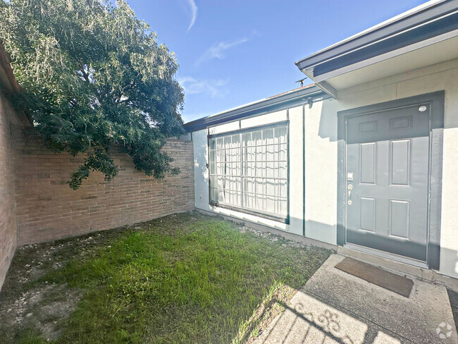 Building Photo - 4013 Burning Tree Dr Unit 4013 Rental