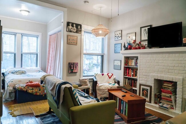 Photo - Uptown / Ravenswood - Studio - w/ Decorative Fireplace Unit 1472-1F
