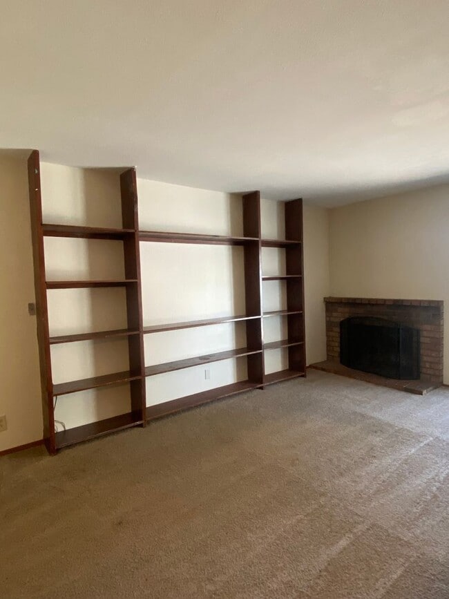 Photo - 1489 St James Pky