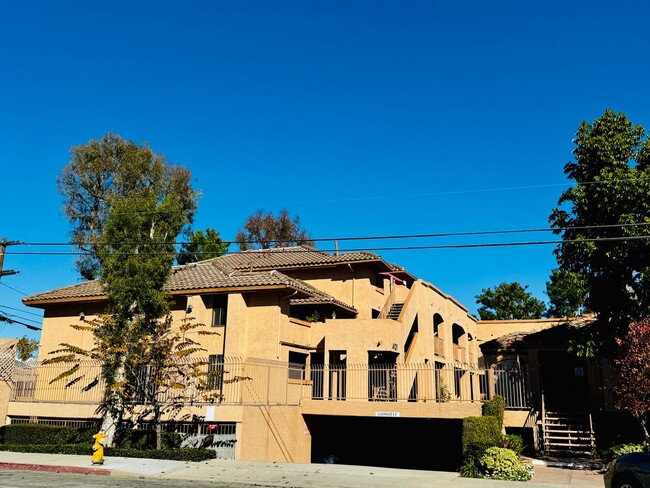 Photo - Remodelled 2 Bed 2 Bath For Rent at Signal Hill Unidad #10