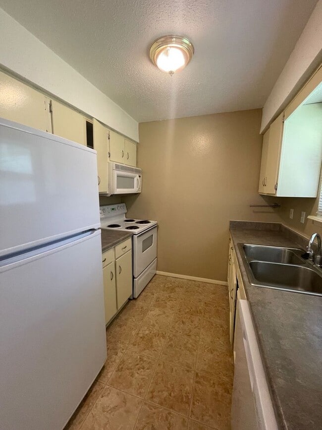 Building Photo - 409 NE Westwind Dr Unit 409 A NE Westwind Dr, Rental