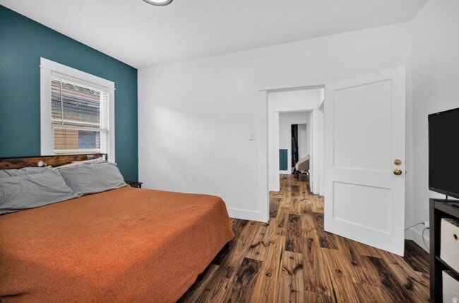 Photo - 2021 Gramercy Ave