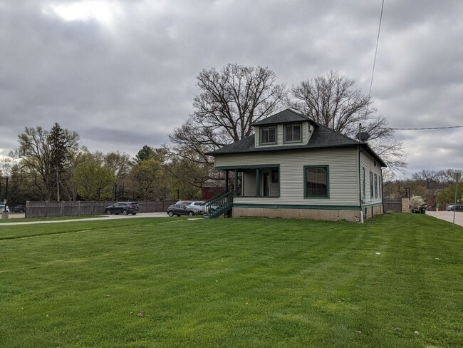 Photo - FALL 2026 AVAILABILITY!!!  2-bedroom, 1-bath apartment across from Kinnick and UIHC Unidad 727-UP