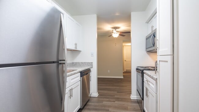 Photo - Colonial Towne Apartments