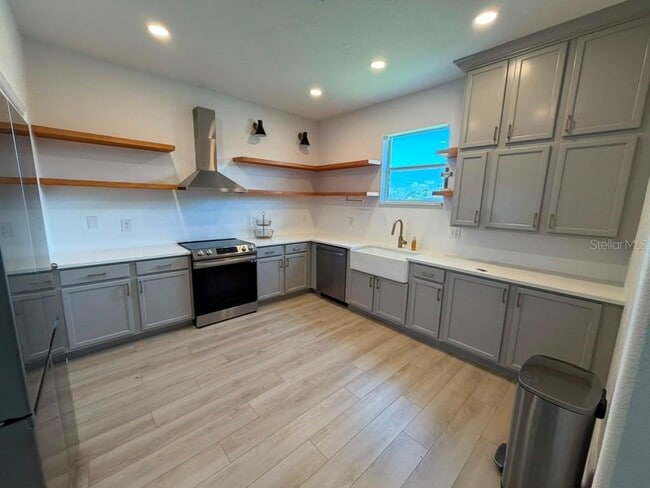 1221 Priory Cir