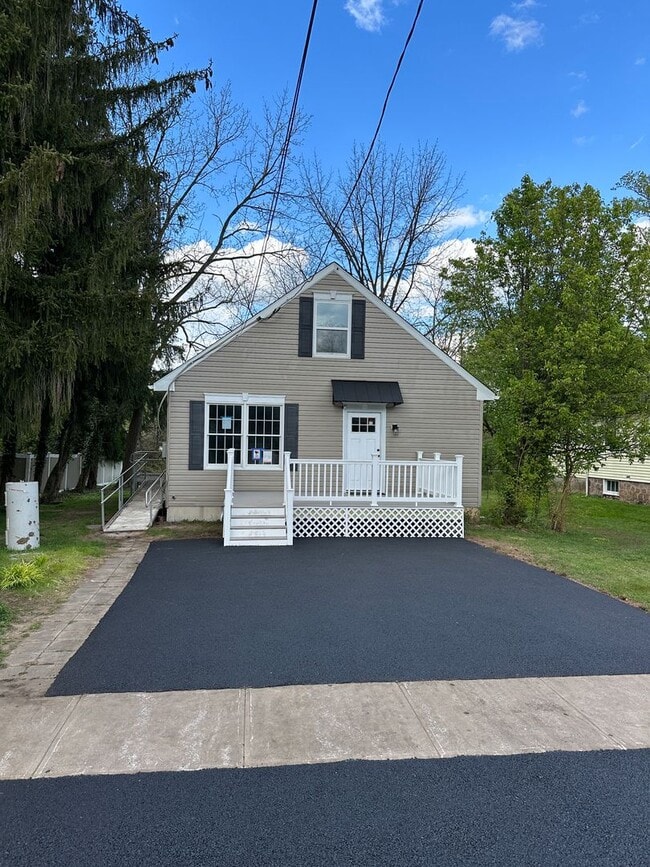 Building Photo - Beautiful 4bd 2 bath for Rent single home with large yard and Basement in Ivyland Borough