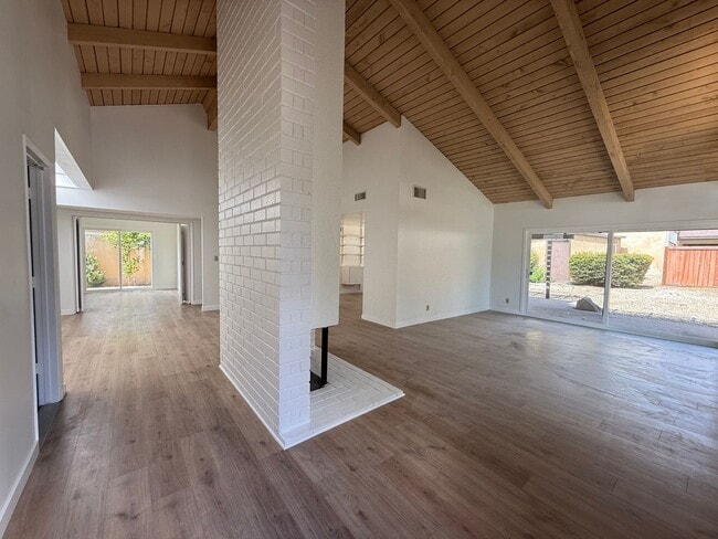 Building Photo - Vaulted Ceilings & Luxury Vinyl Floors in Beautiful Lake Forest Cul-de-Sac Home!